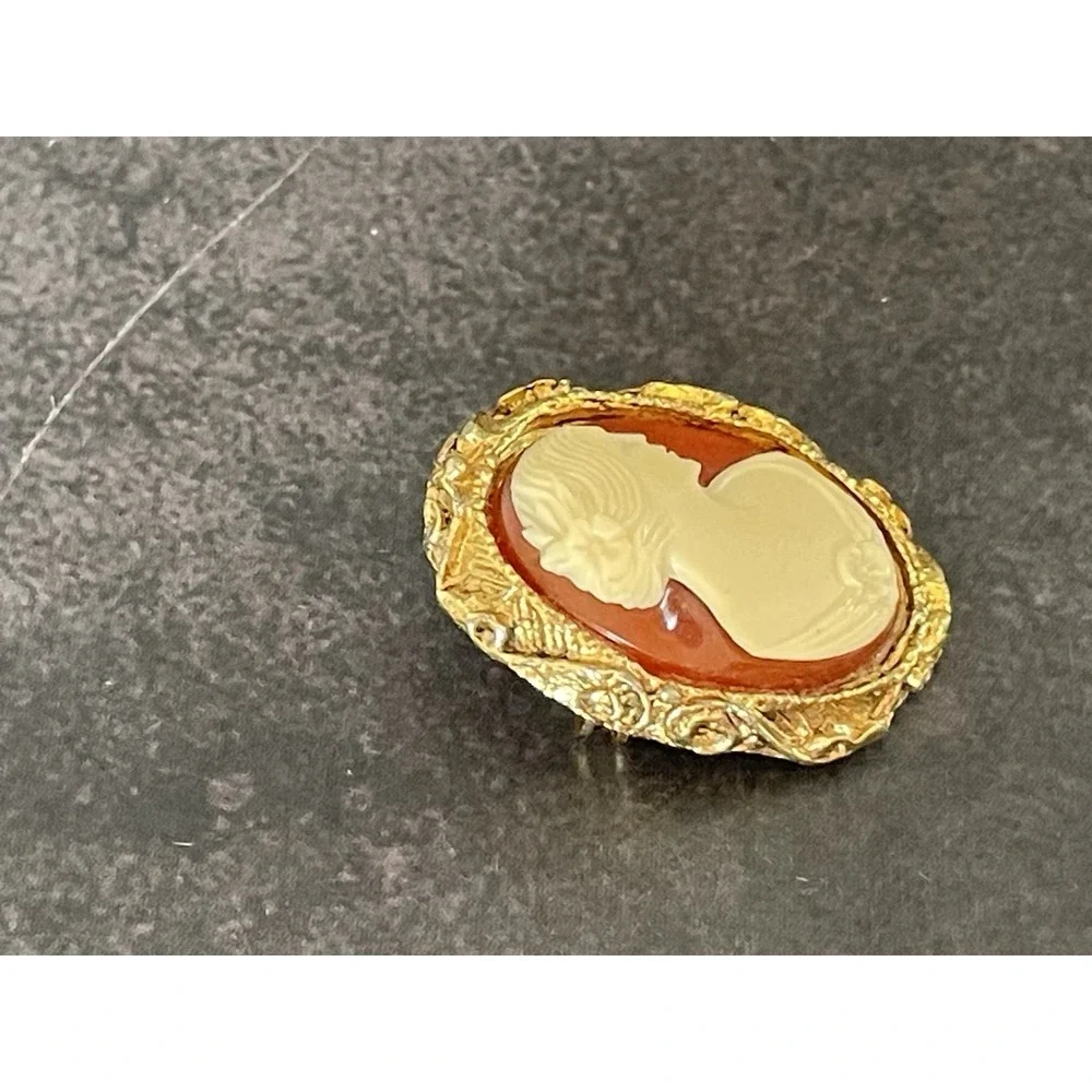 Vintage Gold Amber Cream Cameo Pin Brooch